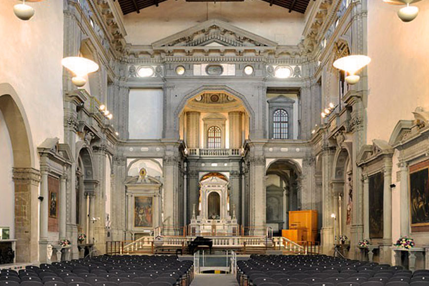 Interno elegante della chiesa di Firenze, ideale per concerti di musica da camera, con dettagli architettonici storici.