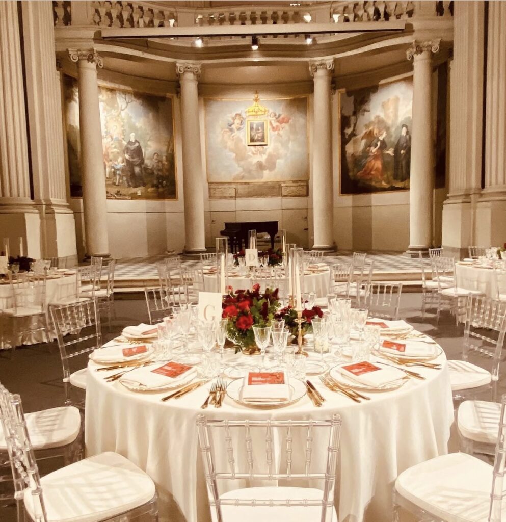 Elegante sala da concerto a Firenze con tavoli splendidamente allestiti per eventi speciali