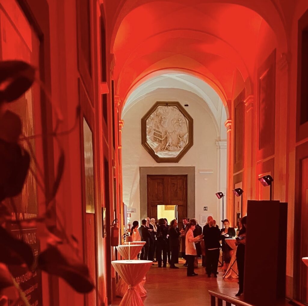 Corridoio illuminato di rosso durante un concerto di musica da camera a Firenze, eventi esclusivi.