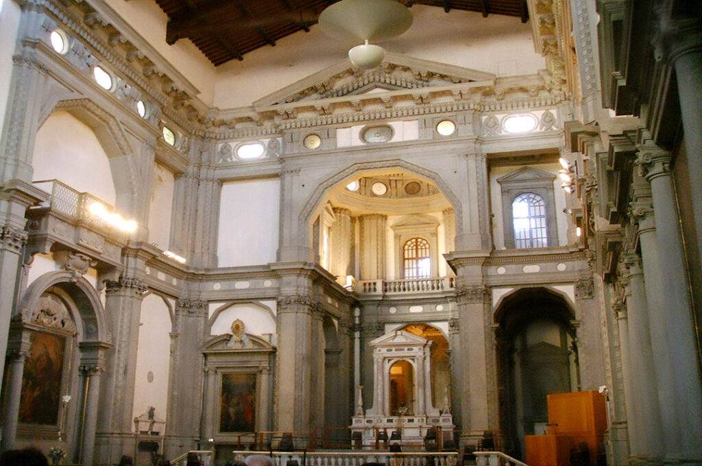 Interno della Chiesa di San Lorenzo a Firenze, architettura rinascimentale e affreschi storici.