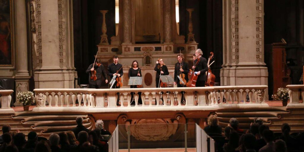 Concerto di musica da camera a Firenze con musicisti sul palco che eseguono melodie indimenticabili.