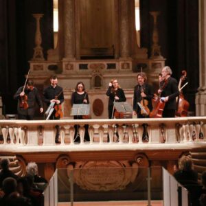 Concerto di musica da camera a Firenze con musicisti sul palco che eseguono melodie indimenticabili.