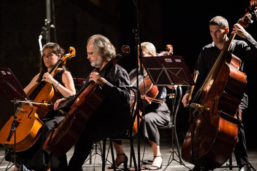 Esibizione di musicisti di musica da camera a Firenze, con violoncelli in un'atmosfera emozionante.